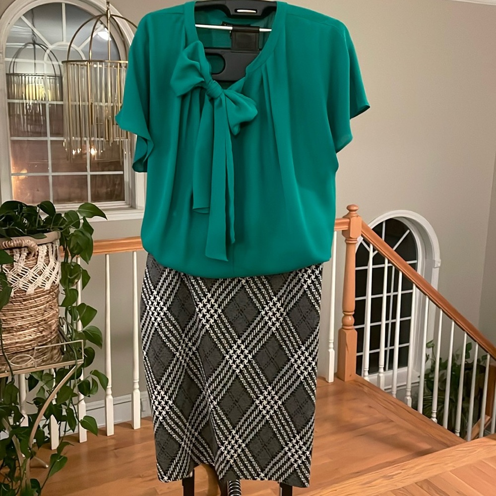 Adorable skirt! Black, white and gray plaid stretch knit pencil skirt, size 18.